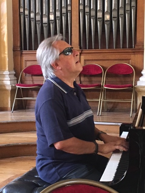 Gilbert Montagné interprétant au piano ses plus grands succès